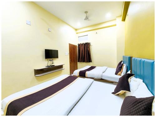 Postel nebo postele na pokoji v ubytování Varanasi Hotel MED-HYA GRAND Near Baba Vishwanath Temple- Fully Air Conditioned Hotel- Lift# Wi-fi# Room service- Best Premium Hotel In Varanasi
