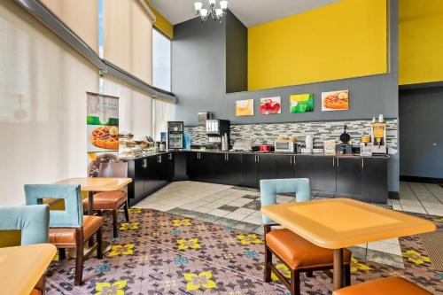 - un fast-food avec des tables et des chaises dans l'établissement Quality Inn Hillsville, à Hillsville