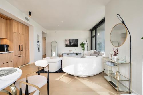 Et opholdsområde på Sky High at Beaudry 2 Bed Apt WITH FREE PARKING