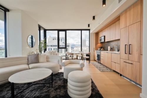 Køkken eller tekøkken på Sky High at Beaudry 2 Bed Apt WITH FREE PARKING