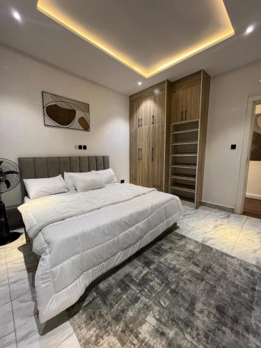 1 dormitorio grande con 1 cama grande y armario en Lisa apartment, en Kadobunkuro