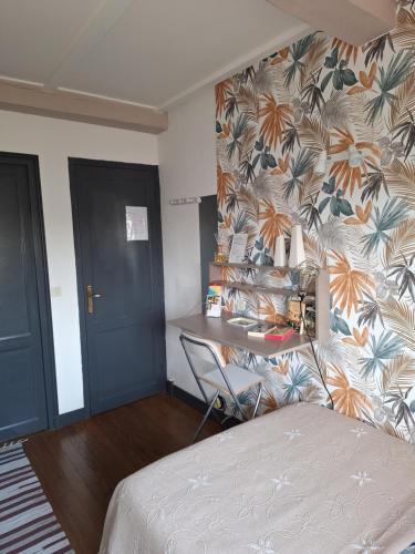 En eller flere senge i et værelse på Studette du Logis du Parc