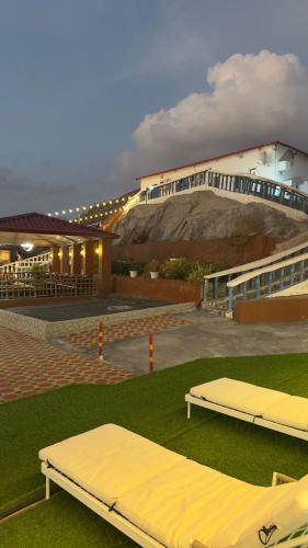 Difta resort : مستشفى به سريران أمام مبنى