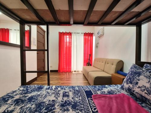 Giường trong phòng chung tại Twin Sister House Tagaytay Private Pool