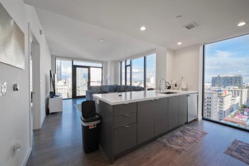 ロサンゼルスにあるThe Olive Skyline 2 Bed Apt with FREE PARKING in DTLAのキッチン(シンク付)、大きな窓