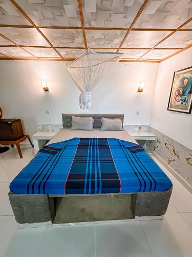 a bedroom with a bed with a blue comforter at Anu Villa Wadduwa in Wadduwa