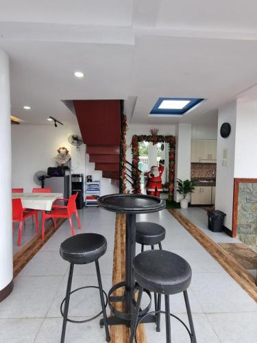 Nhà bếp/bếp nhỏ tại Twin Sister House Tagaytay Private Pool