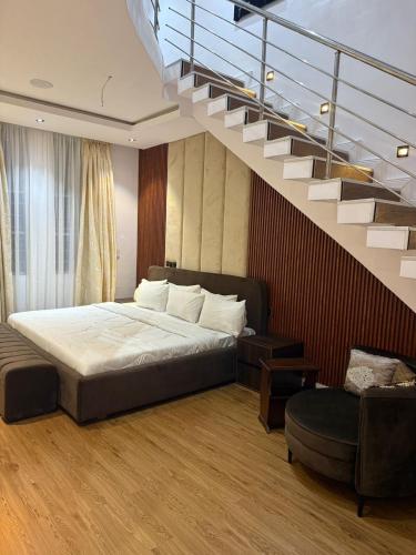 En eller flere senge i et værelse på Estelle Service Apartments Limited