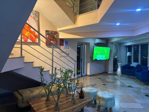 Μια τηλεόραση ή/και κέντρο ψυχαγωγίας στο Stylish Modern Elegance Deluxe Suite