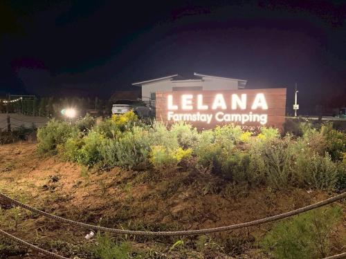 un panneau indiquant le campus de la pharmacie Leena la nuit dans l'établissement LeLaNa Farmstay Camping, à Pak Chong