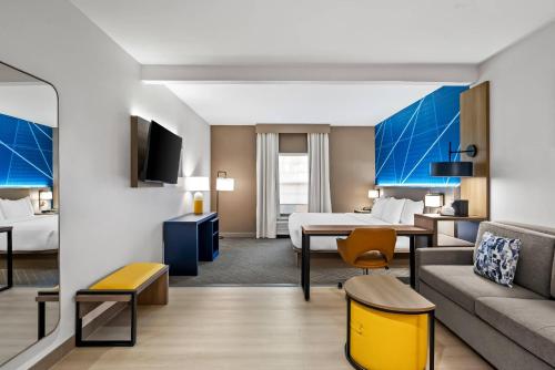 コンウェイにあるComfort Suites Conwayのベッドとリビングルームがあるホテルの部屋