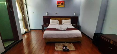 Giường trong phòng chung tại Abay international Hotel