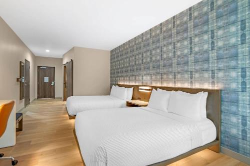 Habitación de hotel con 2 camas y pared en Cambria Hotel Fort Worth - Medical Center, en Fort Worth