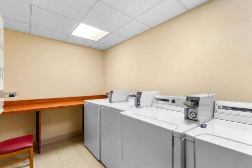 een kamer met vier wasmachines en een rode stoel bij Comfort Inn & Suites Thatcher - Safford in Thatcher