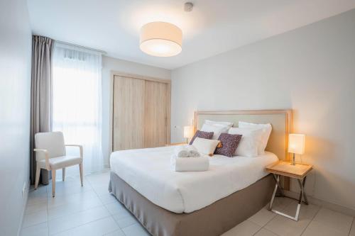 Postel nebo postele na pokoji v ubytování Zenitude Quality Aparthotel Nice