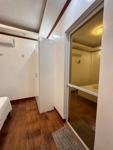 Een badkamer bij Tirso and Nora's Inn