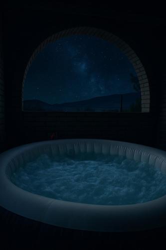 Hotel Flamora في Francisco Zarco: حوض جاكوزي بإطلالة على النجوم