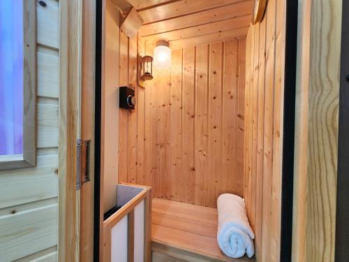 一棟貸しゲストハウス マリドール في إزومو: حمام ساونا بجدار خشبي