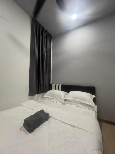 En eller flere senge i et værelse på Comfy Home at The Wave Residence