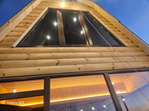 una finestra sulla sommità di un edificio di twin cottages a Goderdzi