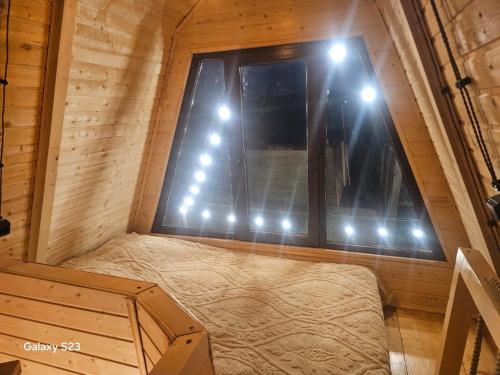 una stanza vuota con finestra in una cabina di legno di twin cottages a Goderdzi