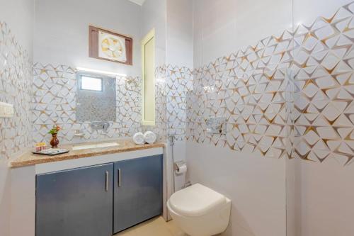 een badkamer met toilet en wastafel bij Nature Trails Chilla, Rishikesh in Rāiwāla