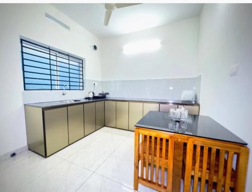 Kuchyň nebo kuchyňský kout v ubytování Tokyoz Inn Calicut