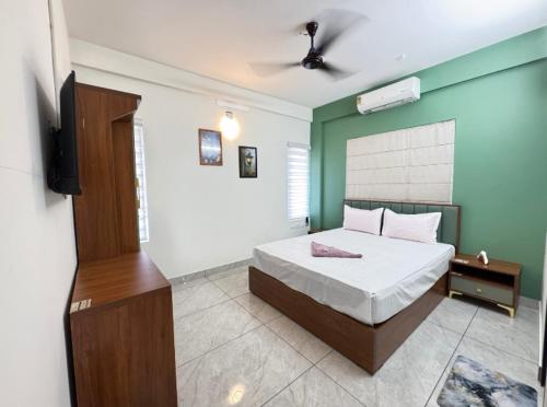 Postel nebo postele na pokoji v ubytování Tokyoz Inn Calicut