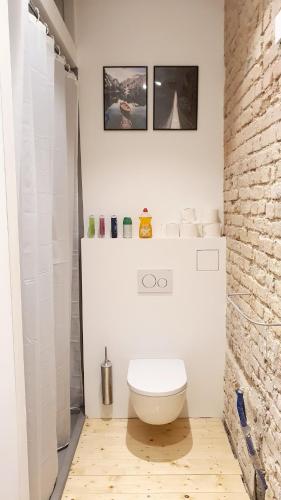 a white bathroom with a toilet and a shower at Zimmer im Erdgeschoss II in Mannheim