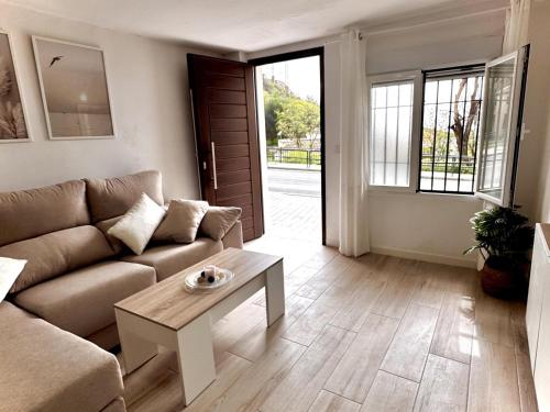 un soggiorno con un divano e un tavolo di Albaicin Rolando FreshApartment a Granada