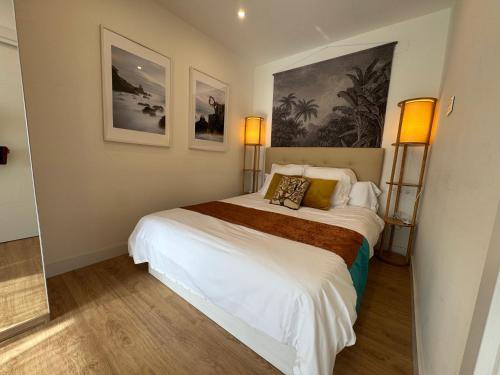 Miramar Luxurious apartment, 3 double rooms for 6 guests, free parking, terrace, new
