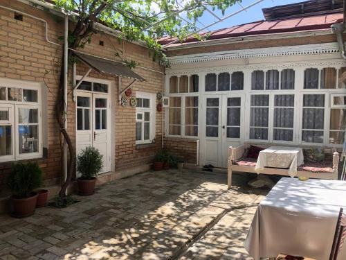 Byggingin sem gistihúsið er í