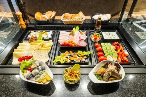 ワイマールにあるHotel Erbenhofのさまざまな種類の食べ物が並ぶビュッフェライン