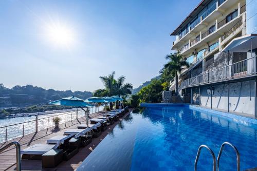 Hồ bơi trong/gần Divine Resort & Spa