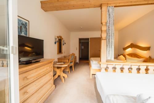 TV a/nebo společenská místnost v ubytování Hotel Gruberhof Innsbruck Igls B&B