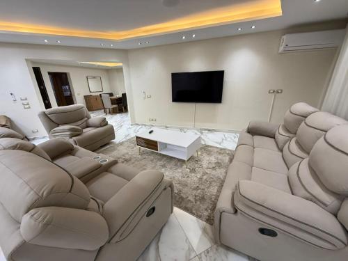 شقه فاخره فرش فندقي في مكرم عبيد مدينه نصر