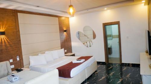 een hotelkamer met een bed en een televisie bij Presken Hotel Reliance, Allen, Ikeja, Lagos in Ikeja