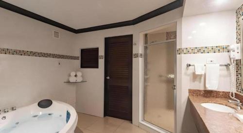 Un baño de Catalonia Montego Bay - All Inclusive