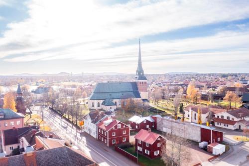 een luchtfoto van een stad met een toren bij MoraTomten - Stallet in Mora
