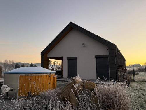 un piccolo edificio bianco in un campo con una recinzione di Villa Panorama a Żywiec
