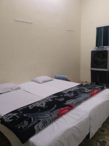 Postel nebo postele na pokoji v ubytování ganga kashi niwas