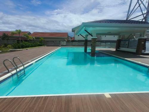 Villa Izabella in Panglao Island في داويس: مسبح ازرق كبير فوق مبنى