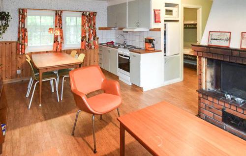 Η κουζίνα ή μικρή κουζίνα στο 2 Bedroom Awesome Home In Ekshärad