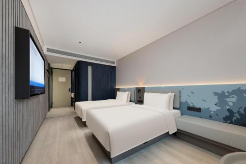 Una cama o camas en una habitación de Atour Light Hotel Shanghai Jiading Pingcheng Road