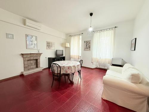 TV/trung tâm giải trí tại Trilocale in centro a Sirolo