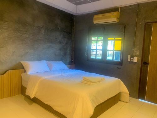 Giường trong phòng chung tại Country Home Pai