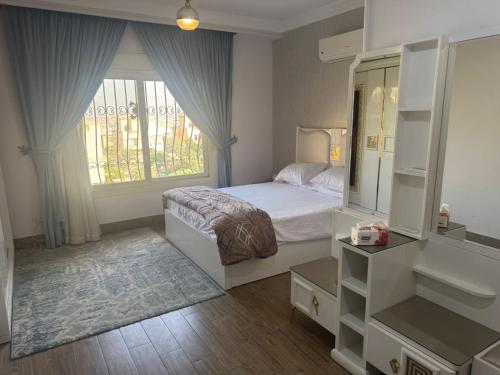 Giường trong phòng chung tại Royal Mansion with private pool in sheikh zayed Compound families