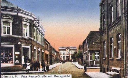 an old photo of a city street with buildings at der Elbe so nah in Dömitz