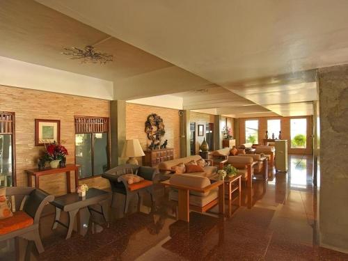 Ladawan Boutique Hotel في Ban Pak Khlong: ردهة مع أرائك وكراسي وطاولات