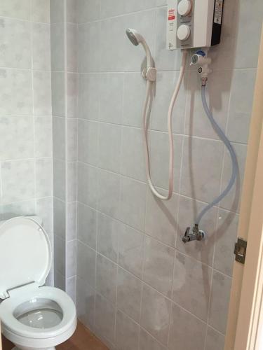 a shower in a bathroom with a toilet at Baan Suan Kru Kob in Ban Ko Maphang